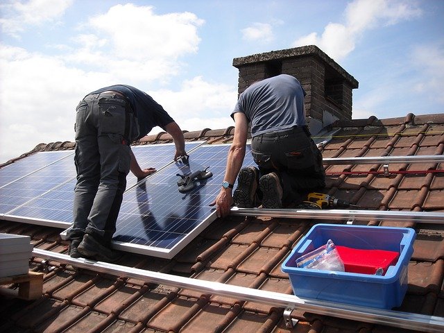 Solpaneler bestående av solceller som installeras på ett hustak.